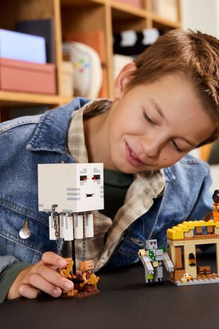 LEGO Minecraft The Ghast Balloon Village Attack (21273) (6)