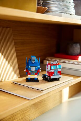 LEGO Brickheadz Optimus Prime Robot & Vehicle (40803) (3)