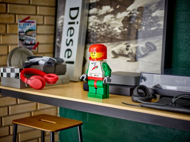 LEGO Up-Scaled Racing Driver Minifigure (40819) (5)