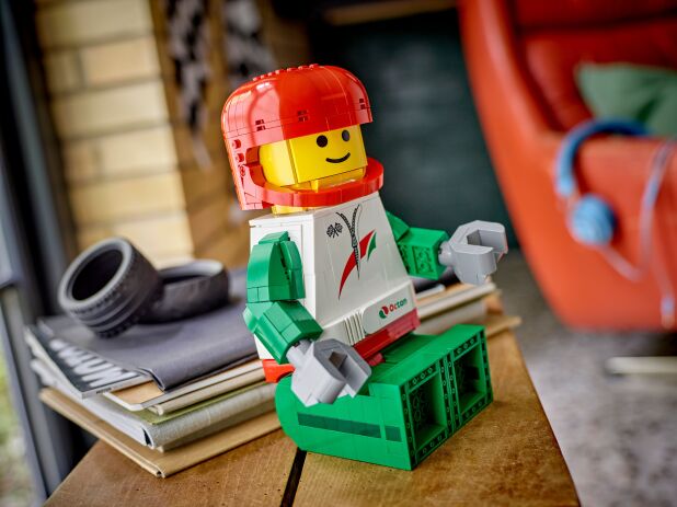 LEGO Up-Scaled Racing Driver Minifigure (40819) (6)
