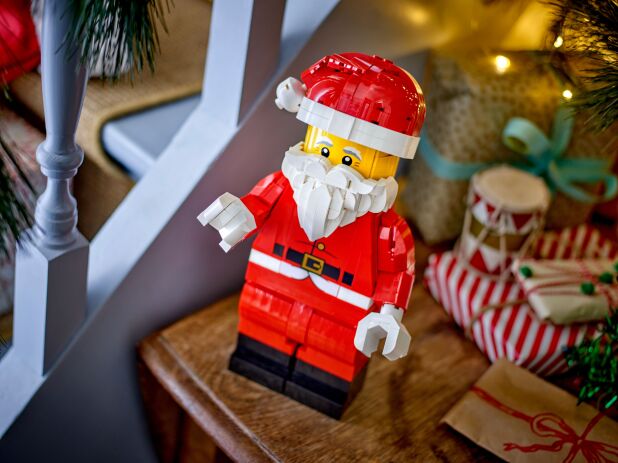 LEGO Up-Scaled Santa Minifigure (40820) (4)