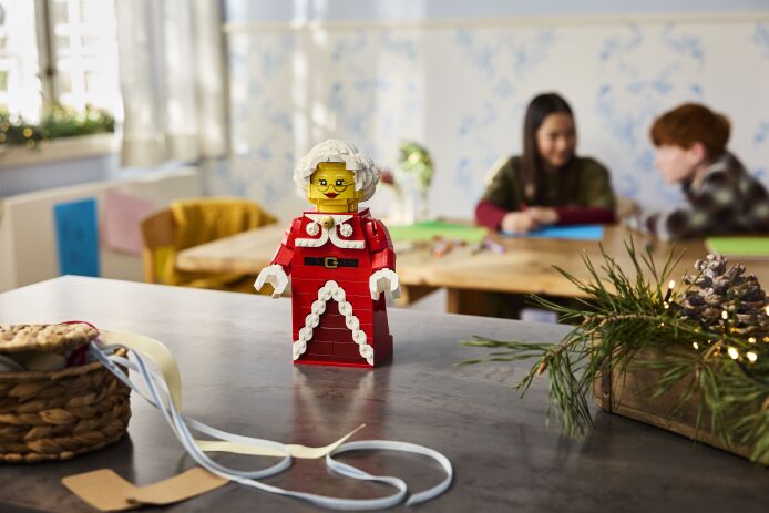 LEGO® Up-Scaled Mrs.Claus Minifigure (40875) (6)