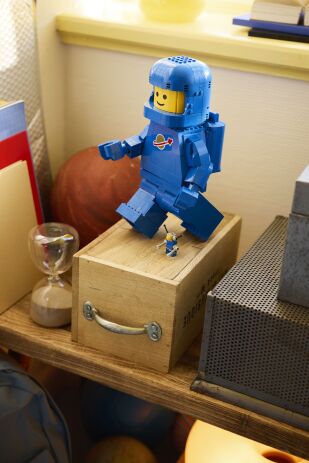 LEGO Up-Scaled Blue Astronaut Minifigure (40921) (6)