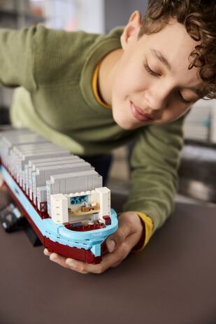 LEGO Maersk Dual-Fuel Container Vessel (40955) (8)