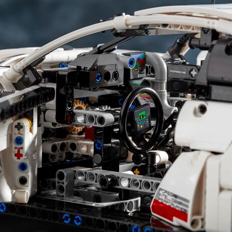 LEGO Technic Porsche 911 RSR (42096) (2)
