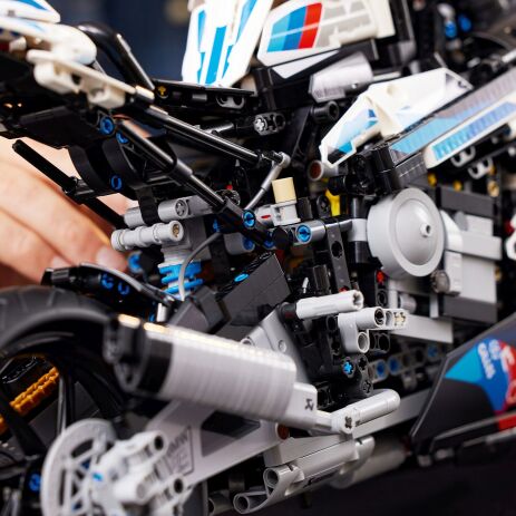 LEGO Technic BMW M 1000 RR (42130) (3)