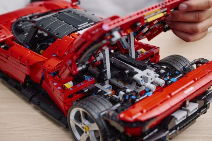 LEGO Technic Ferrari Daytona SP3 (42143) (6)