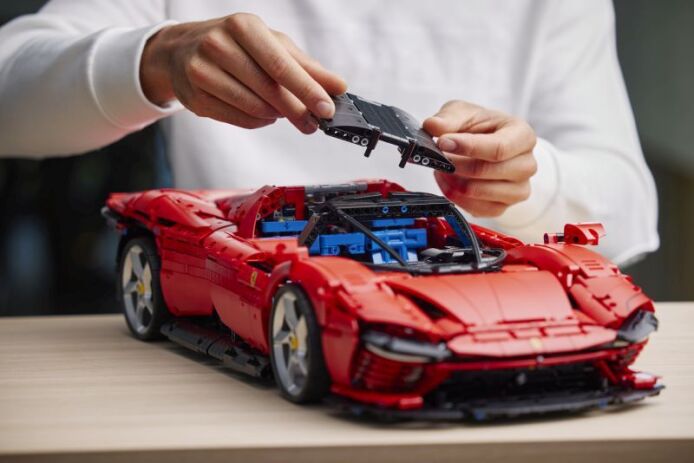 LEGO Technic Ferrari Daytona SP3 (42143) (7)