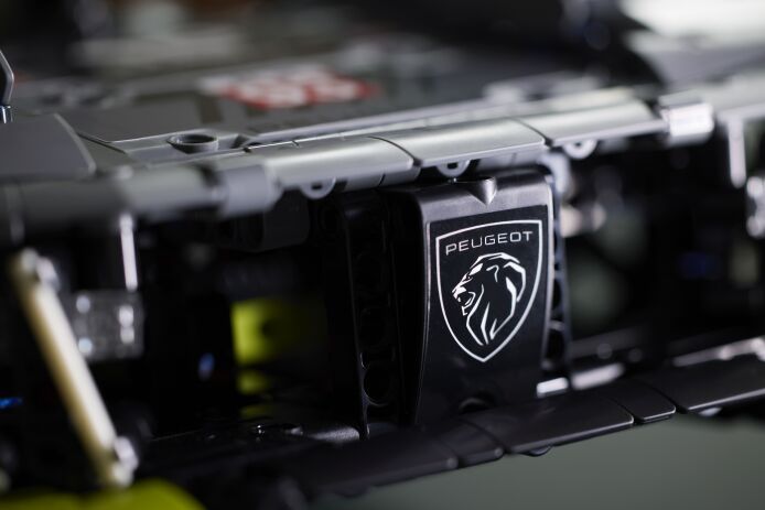 LEGO Technic Peugeot 9X8 24H Le Mans Hybrid Hypercar (42156) (5)