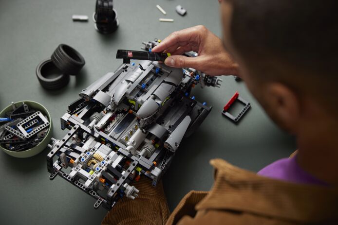 LEGO Technic Peugeot 9X8 24H Le Mans Hybrid Hypercar (42156) (6)