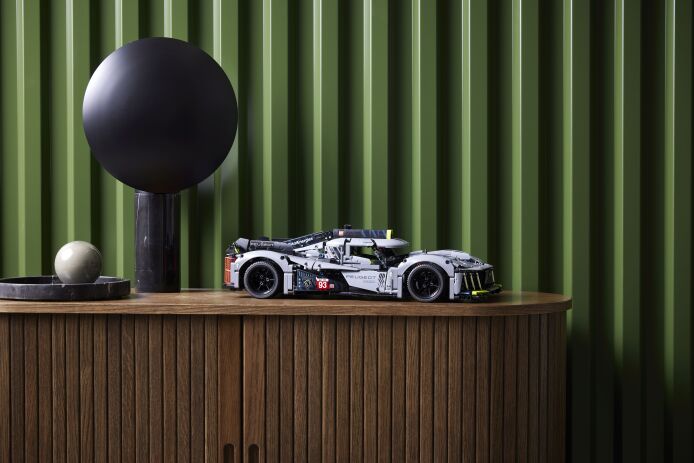 LEGO Technic Peugeot 9X8 24H Le Mans Hybrid Hypercar (42156) (8)
