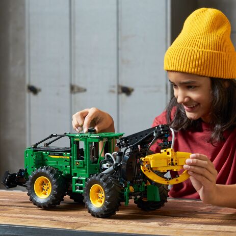 LEGO Technic John Deere 948L-II Skidder (42157) (6)