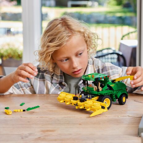 LEGO Technic John Deere 9700 Forage Harvester (42168) (5)