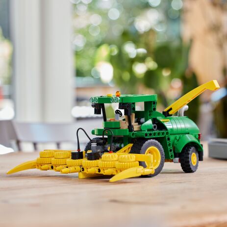LEGO Technic John Deere 9700 Forage Harvester (42168) (6)