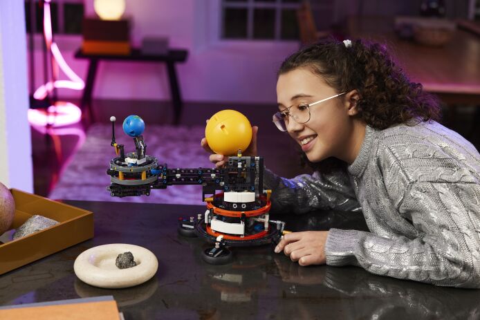 LEGO Technic Planet Earth And Moon In Orbit (42179) (5)