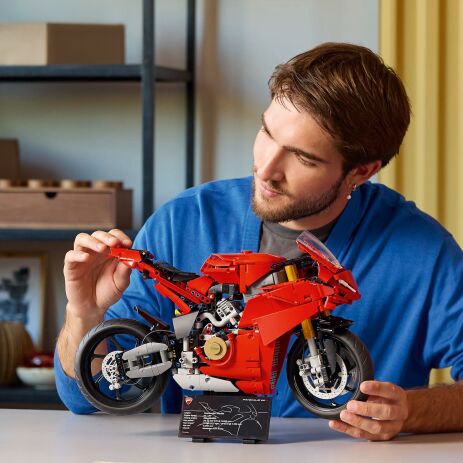 LEGO Technic Ducati Panigale V4 S Motorcycle (42202) (11)