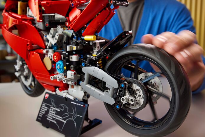 LEGO Technic Ducati Panigale V4 S Motorcycle (42202) (9)