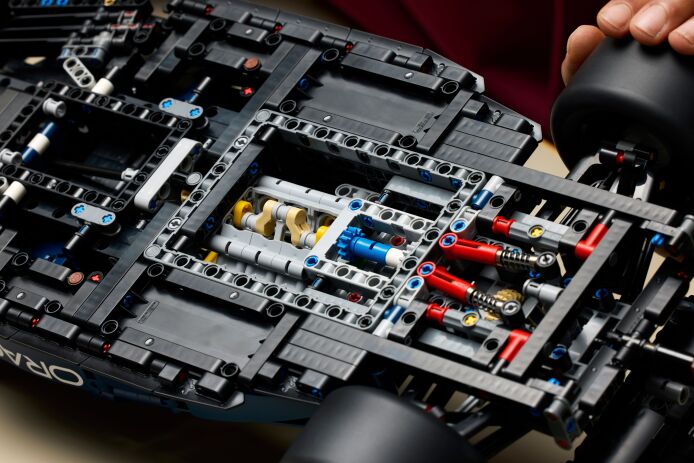 LEGO Technic Oracle Red Bull Racing RB20 F1 Car (42206) (6)