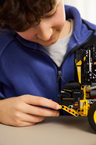 LEGO Technic Volvo L120 Electric Wheel Loader (42209) (8)