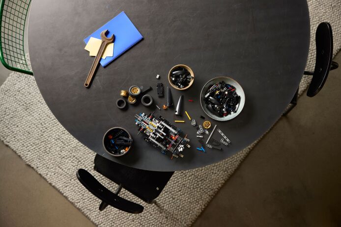 LEGO Technic 1966 Ford GT40 MK II Race Car (42223) (4)