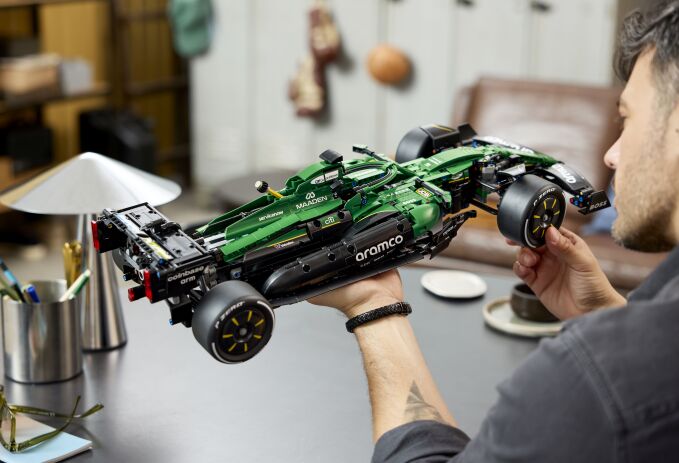 LEGO® Technic Aston Martin Aramco AMR25 F1 Car (42240) (10)