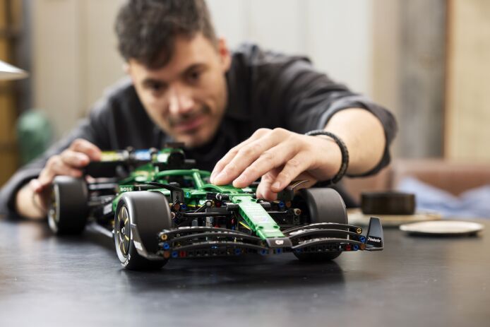 LEGO® Technic Aston Martin Aramco AMR25 F1 Car (42240) (8)