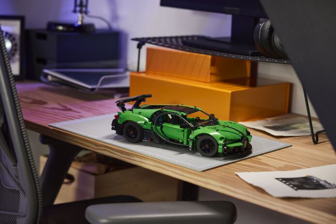 LEGO® Technic Green Bugatti Chiron Pur Sport Hypercar (42241) (8)