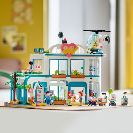LEGO Friends Heartlake City Hospital (42621) (6)