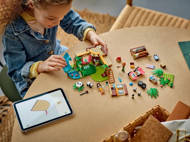 LEGO Friends Panda Sanctuary Animal Care (42648) (5)