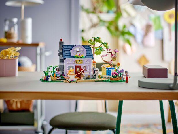 LEGO Friends Beekeeper's House & Flower Garden (42669) (10)