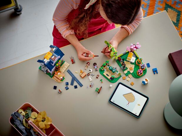 LEGO Friends Beekeeper's House & Flower Garden (42669) (7)