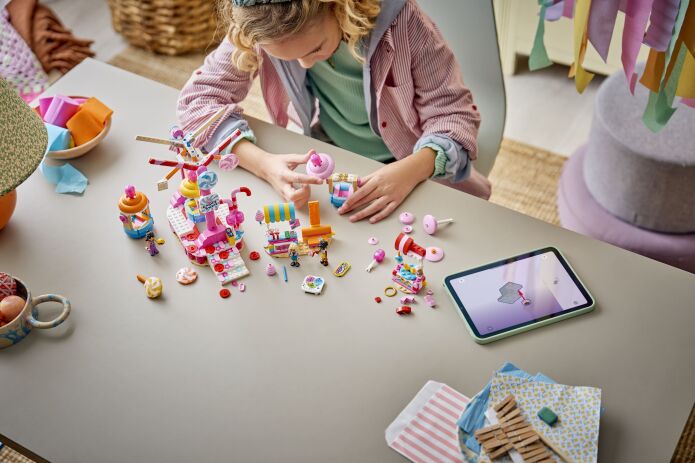 LEGO® Friends Candy & Cupcake Ferris Wheel (42700) (5)