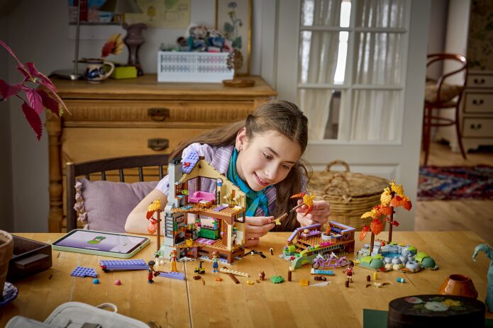 LEGO® Friends Cozy Fall Forest Cabin (42705) (5)
