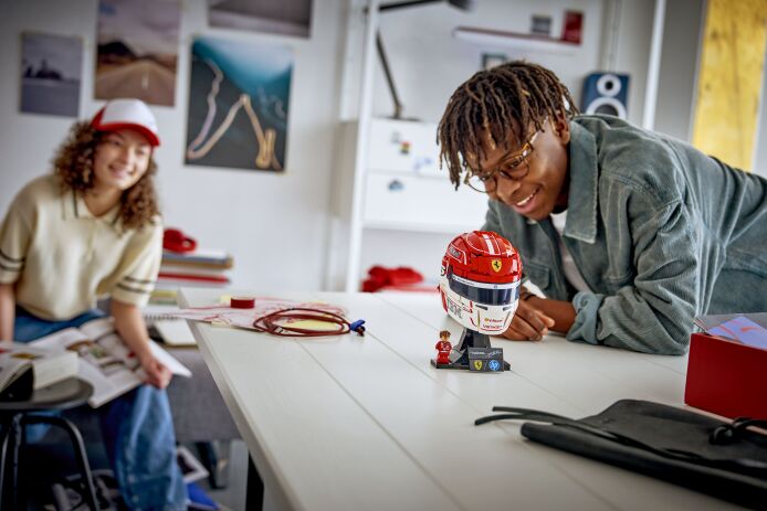 LEGO Editions Scuderia Ferrari HP Charles Leclerc Helmet (43014) (3)