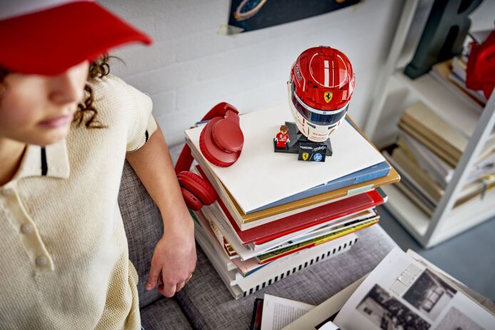 LEGO Editions Scuderia Ferrari HP Charles Leclerc Helmet (43014) (4)