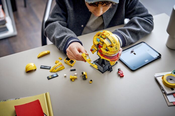 LEGO Editions Scuderia Ferrari HP Lewis Hamilton Helmet (43022) (2)