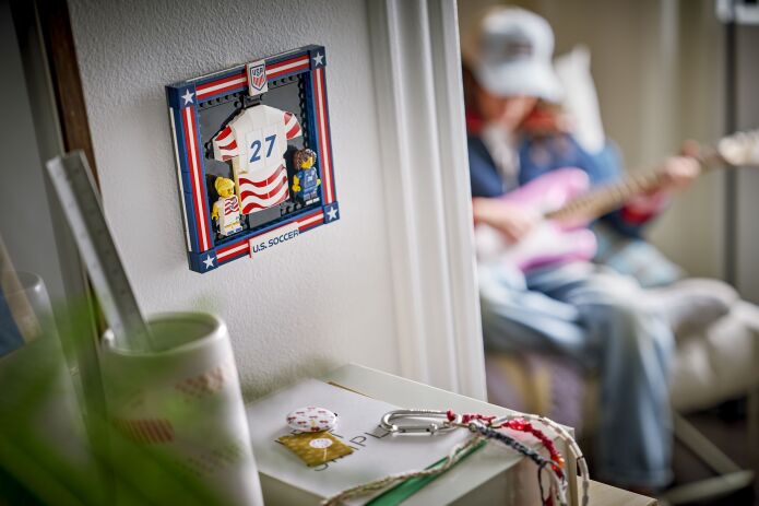 LEGO® Editions 2026 U.S. Soccer National Team Jersey (43033) (4)