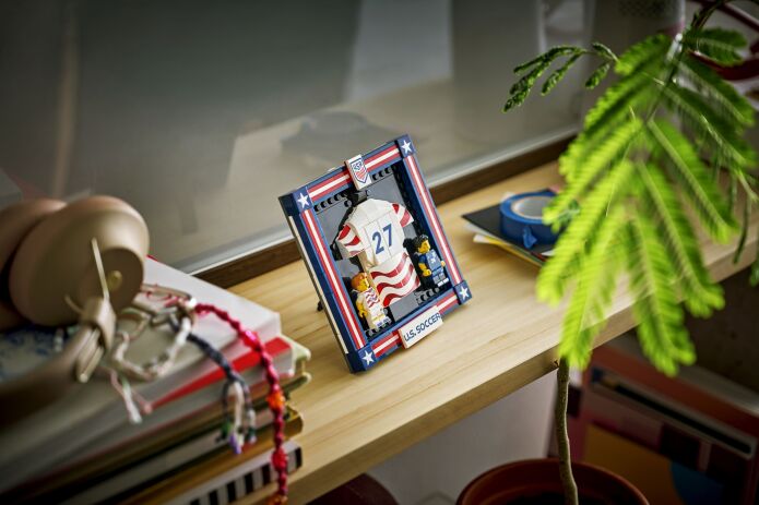 LEGO® Editions 2026 U.S. Soccer National Team Jersey (43033) (5)