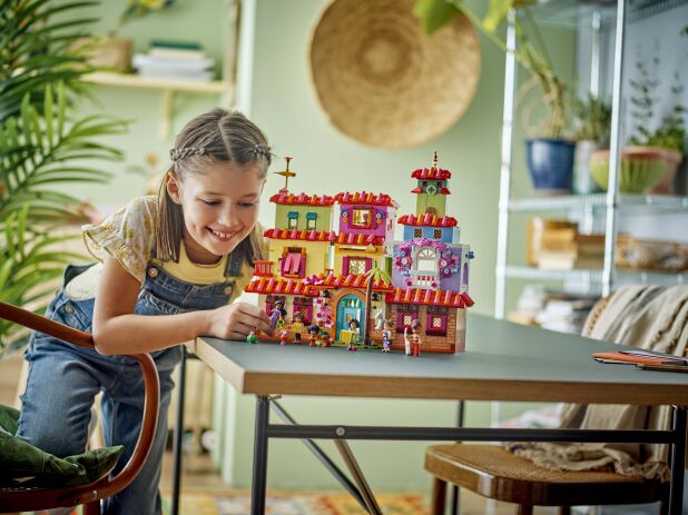 LEGO Disney The magical Madrigal House (43245) (7)