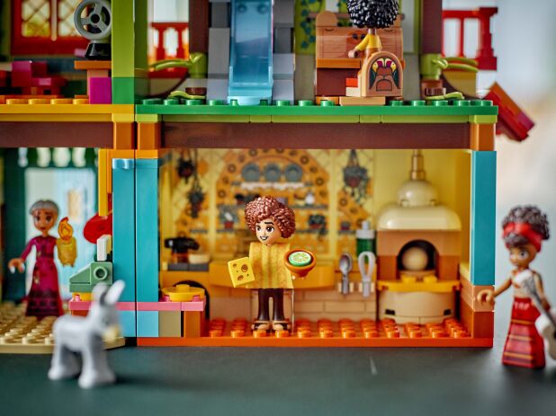 LEGO Disney The magical Madrigal House (43245) (9)