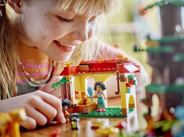 LEGO Disney Antonio's Animal Sanctuary (43251) (6)