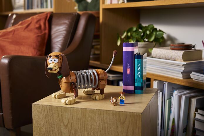 LEGO® Disney Toy Story Slinky Dog Bookends (43301) (14)