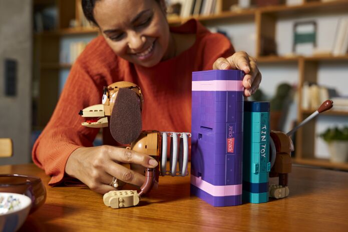 LEGO® Disney Toy Story Slinky Dog Bookends (43301) (7)