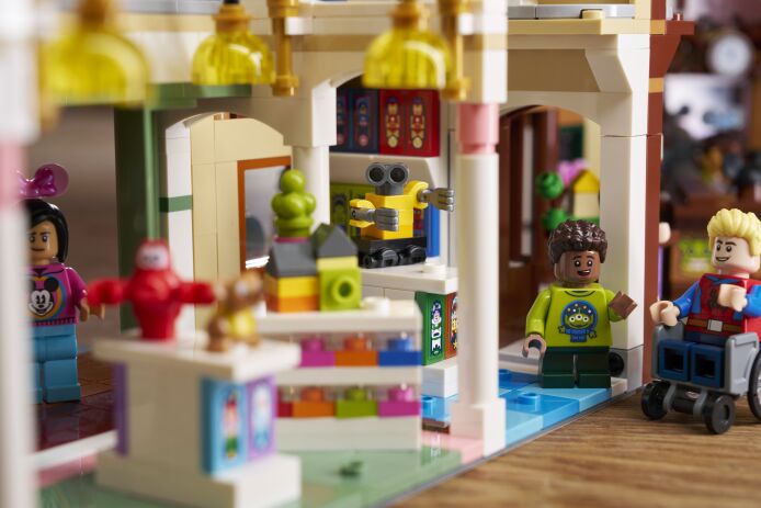 LEGO® Disney Main Street U.S.A. (43302) (12)