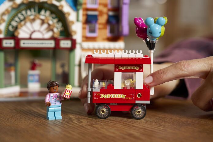 LEGO® Disney Main Street U.S.A. (43302) (9)