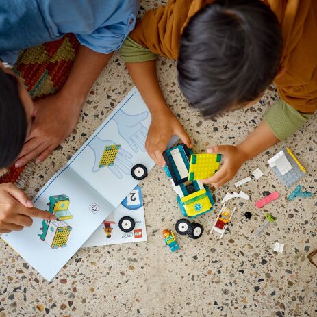 LEGO City Emergency Ambulance & Snowboarder (60403) (4)