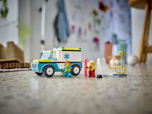 LEGO City Emergency Ambulance & Snowboarder (60403) (7)