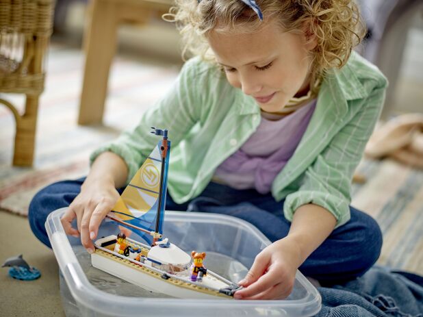 LEGO City Sailboat (60438) (5)