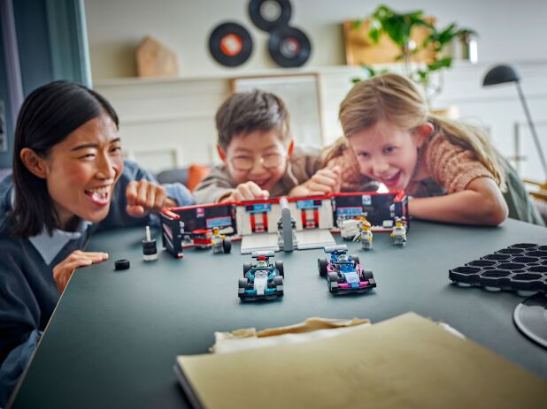 LEGO City F1 Garage & Mercedes-AMG & Alpine Cars (60444) (10)