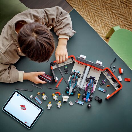 LEGO City F1 Garage & Mercedes-AMG & Alpine Cars (60444) (8)